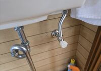 前回、手洗い器の止水栓が中折れして漏水した為、逆タップで止水栓取替修理を実施した経緯がある