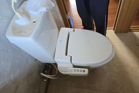既設トイレは長年使用して漏水を引き起こしていた。