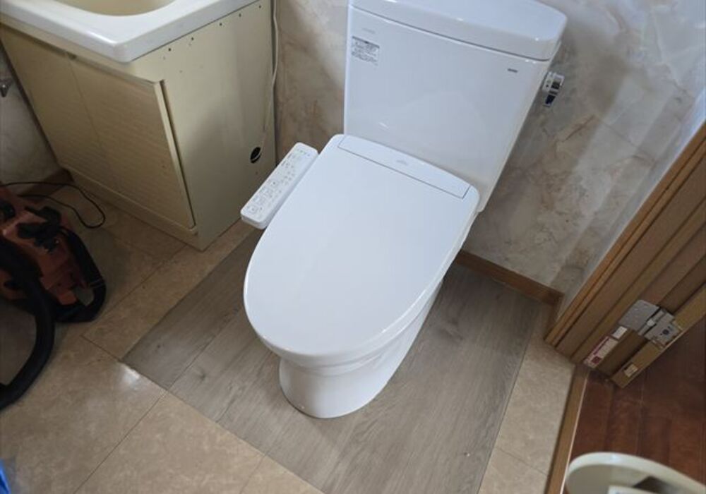 部分的にに開口して汚水配管修理したうえでフロアー補修仕上げた状態
