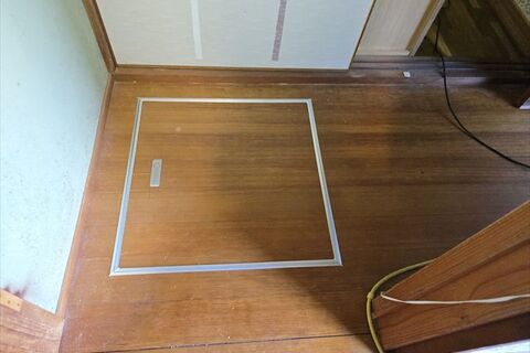 床下配管修理完了後、600角の床下点検口を取付け、いつでも点検できるように配慮
