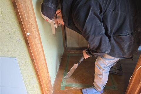600角の床下点検口を取りつける前提で開口作業を実施。