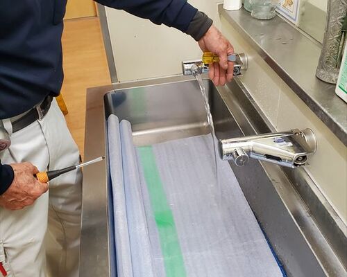 自動水栓取付中_R